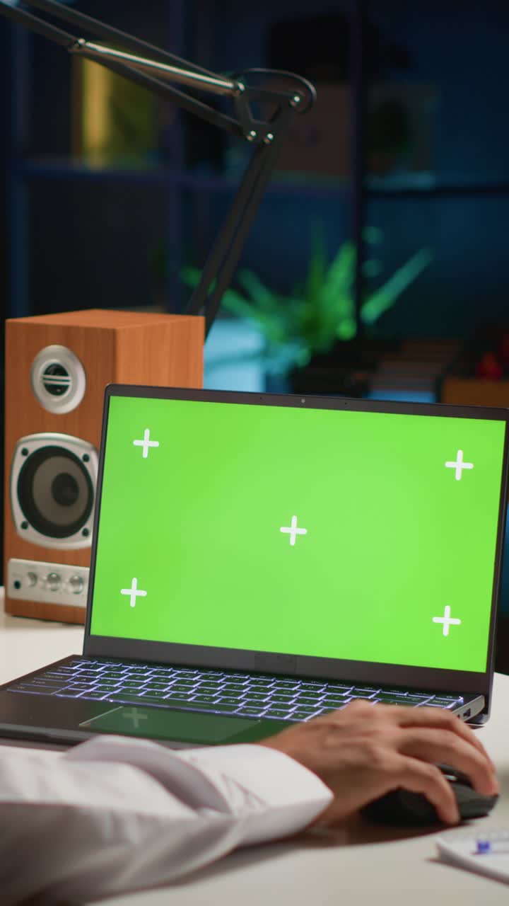 Vertikal video: Mand skriver e-mails på mockup-laptop