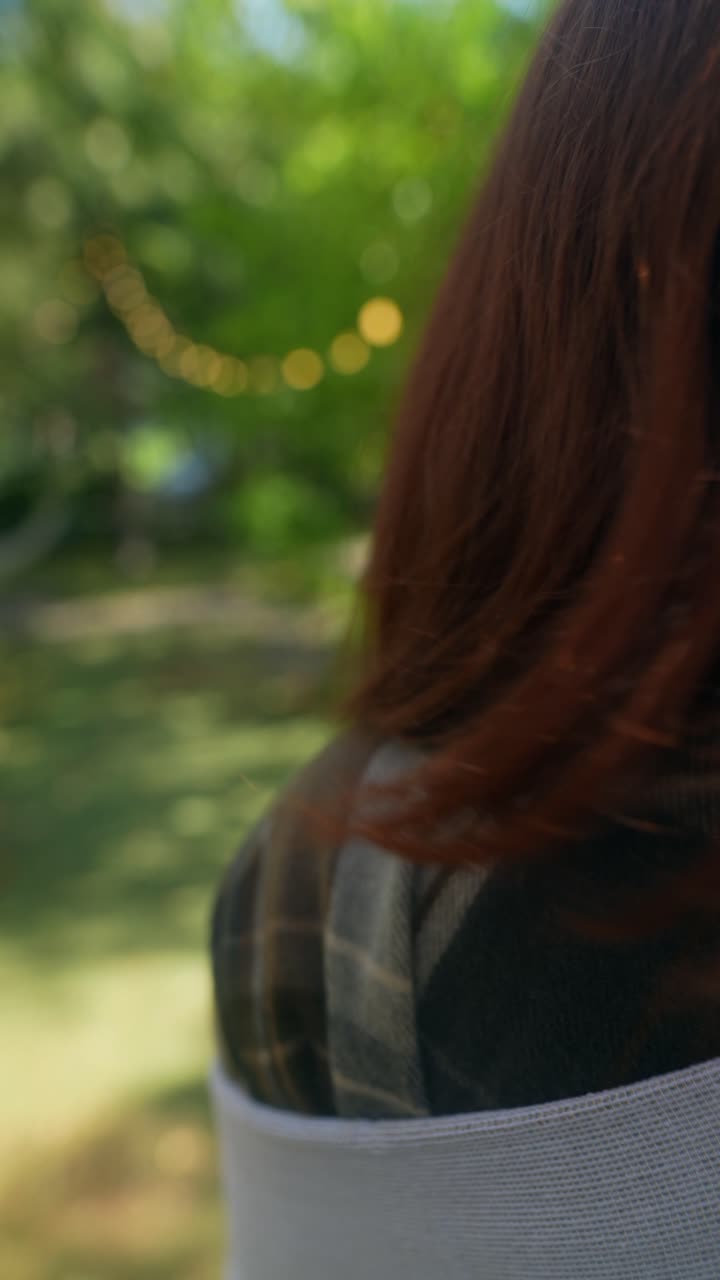 다채로운 스웨터를 입은 여자