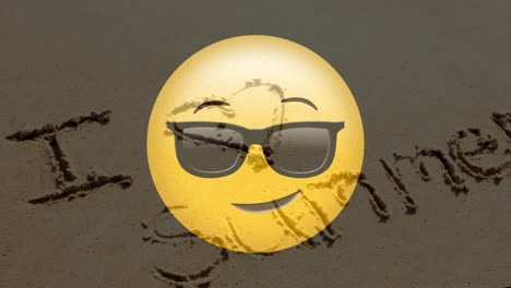 sonriente amarillo con texto en la playa