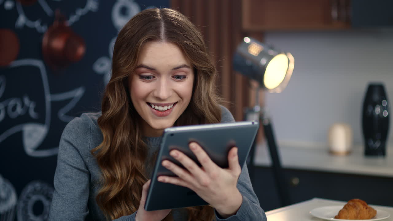 удивленная женщина празднует победу в помещении