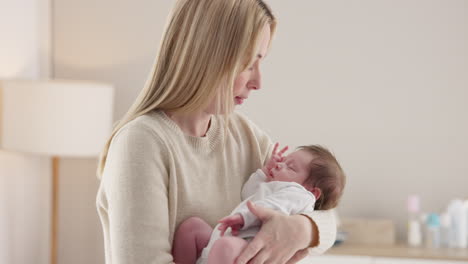 Familia,-Beso-Y-Una-Madre-Meciendo-A-Su-Bebé-Para