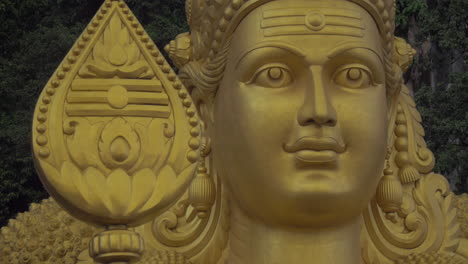 primer plano de la cabeza de la estatua de murugan en las cuevas de batu, malasia