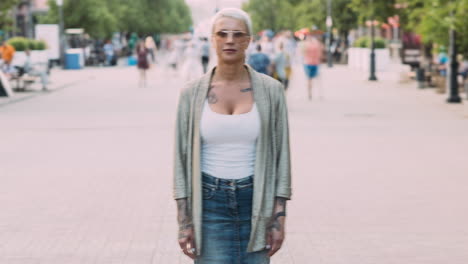 mujer en la calle de la ciudad
