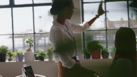mujeres arquitectos de negocios usando computadoras portátiles discutiendo proyectos de construcción equipo de ingenieros haciendo una lluvia de ideas de soluciones de diseño planificando una estrategia de desarrollo exitosa en la oficina moderna