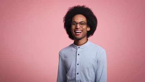 video de un joven africano sonriente en un estudio filmado