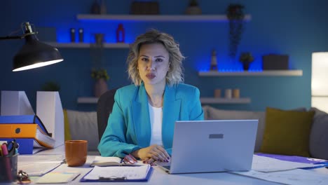 Mujer-Trabajadora-De-Oficina-En-Casa-Haciendo-Un-Gesto-Negativo-A-La-Cámara.