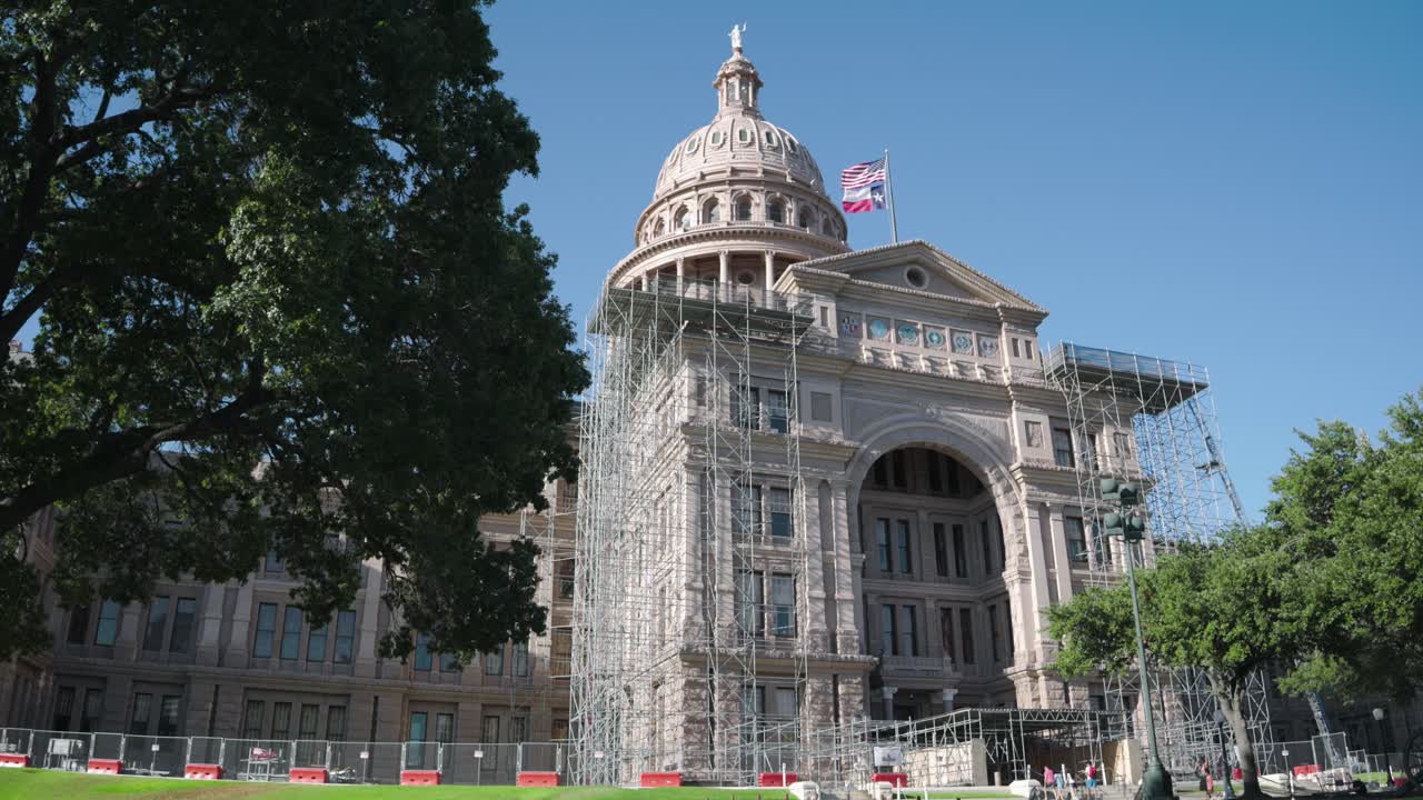 텍사스 주 오스틴에 있는 텍사스 주 수도 건물의 낮은 각도 뷰