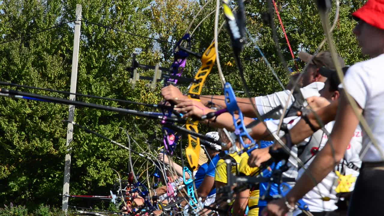 射手は的を狙って射ます。
