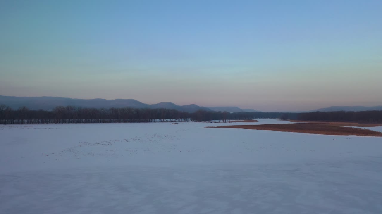 얼어붙은 강과 눈으로 인 의 겨울 풍경