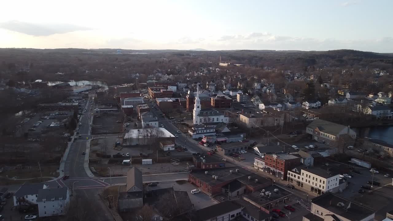 vista panorámica de hudson, centro de la ciudad de massachusetts al atardecer durante el invierno