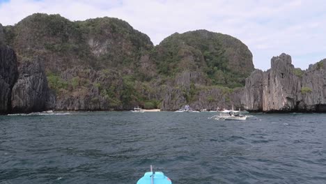 Barco-A-La-Deriva-En-Los-Acantilados-De-Piedra-Caliza-De-Aguas-Turquesas-Islas-Tropicales-Paraíso-Turístico,-Filipinas-A-La-Deriva-Entre-Acantilados-De-Piedra-Caliza,-Follaje-Y-Arena-Blanca-Sobre-Aguas-Tranquilas-Y-Claras