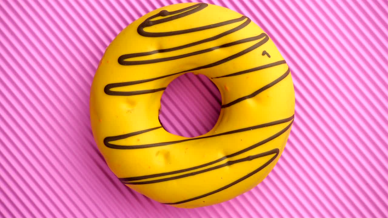 el donut glazado de primer plano.