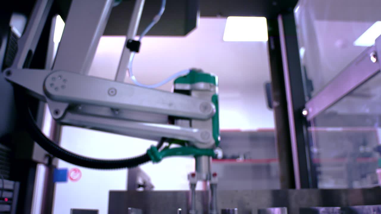 fábrica de brazos robóticos. brazo robótico en la línea de envasado. equipo de producción automatizado