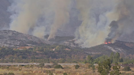 el incendio forestal thomas arde detrás de casas caras en el condado de ventura en el sur de california 1
