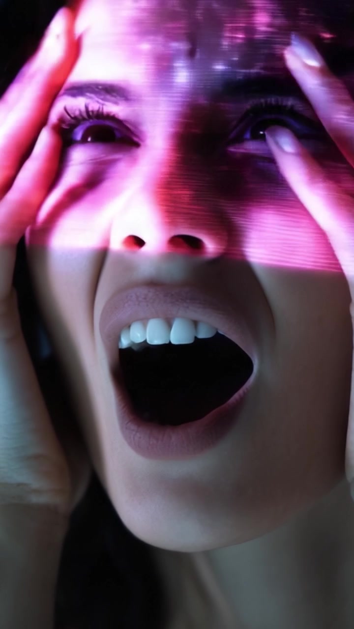 Un'espressione accattivante ed emozionante di una donna che vive un momento trascendente, fondendo la realtà con una visualizzazione cosmica, mostrando sentimenti profondi e riflessione.