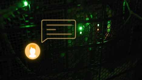 animación del icono de mensaje de chat bot naranja sobre el servidor de computadora brillante en una habitación oscura