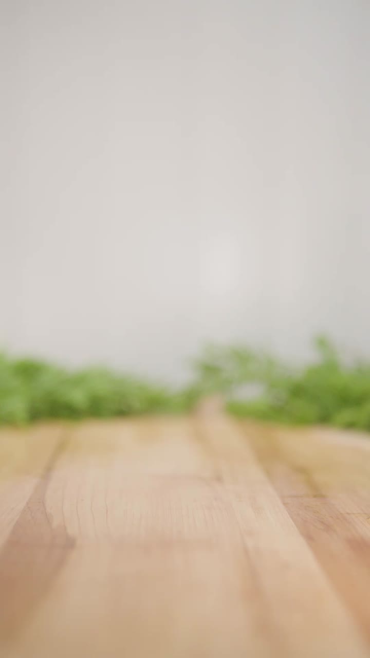 trozos de zanahorias congeladas y húmedas en el estudio