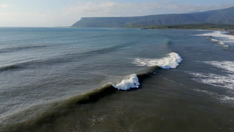 clips de stock sobre olas en el mar con drones.