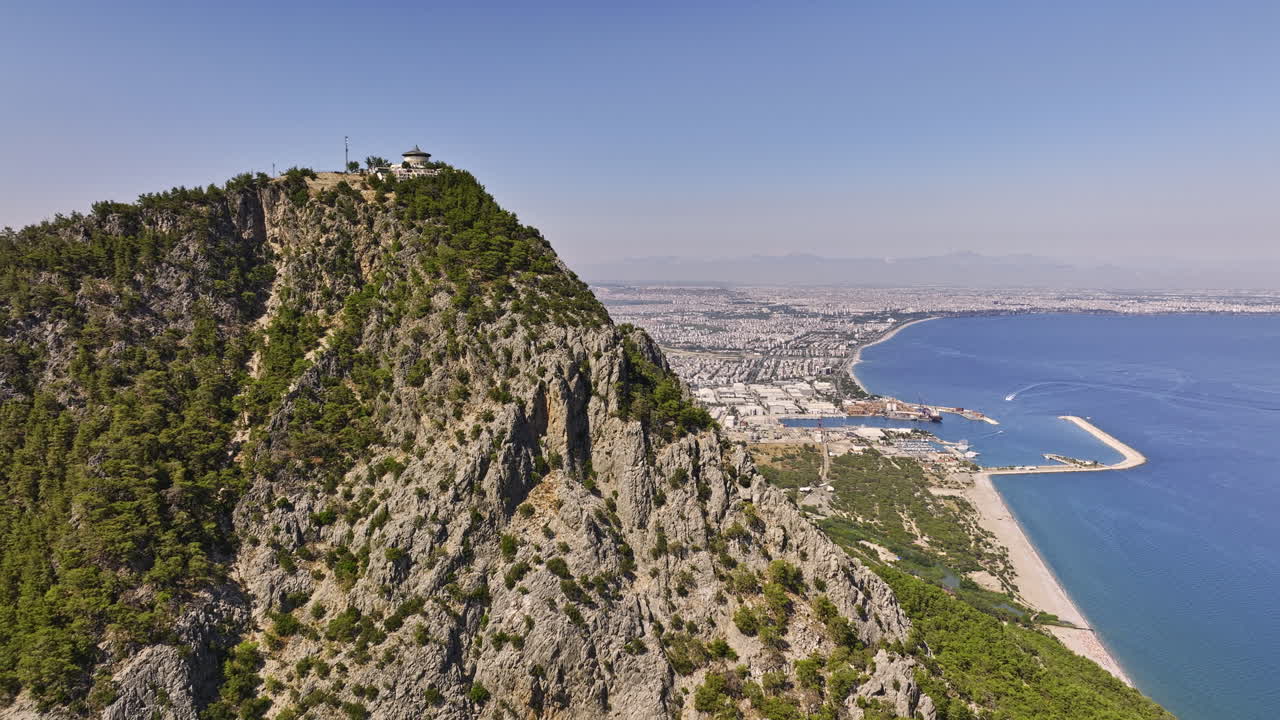 antalya turkey 공중 v51 극적인 드론 비행 tünek tepe 산 정상의 바위 경사면은 여름에 해변 해안과 liman konyaaltı의 도시 풍경을 포착합니다 - mavic 3 cine으로 촬영 - 2022년 7월