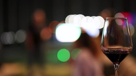enfoque de vidrio de vino con fondo borroso del rango de conducción