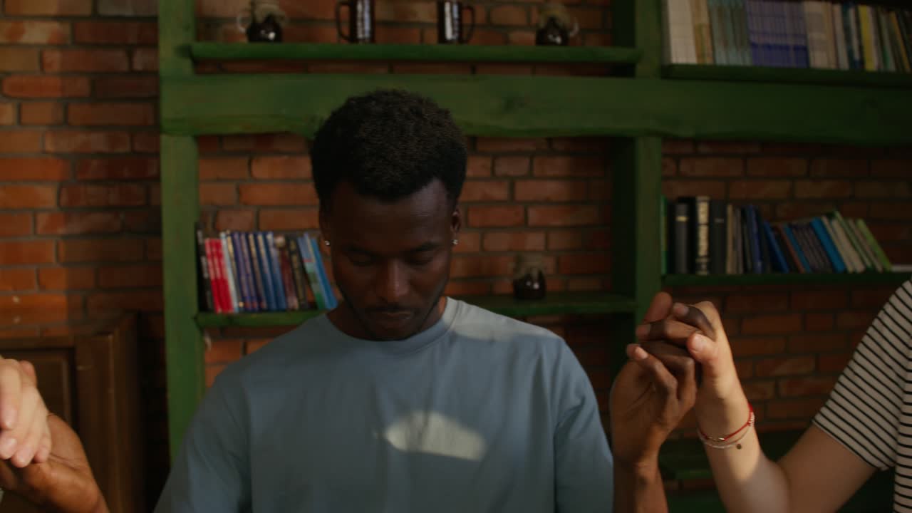 personas que se toman de la mano en oración