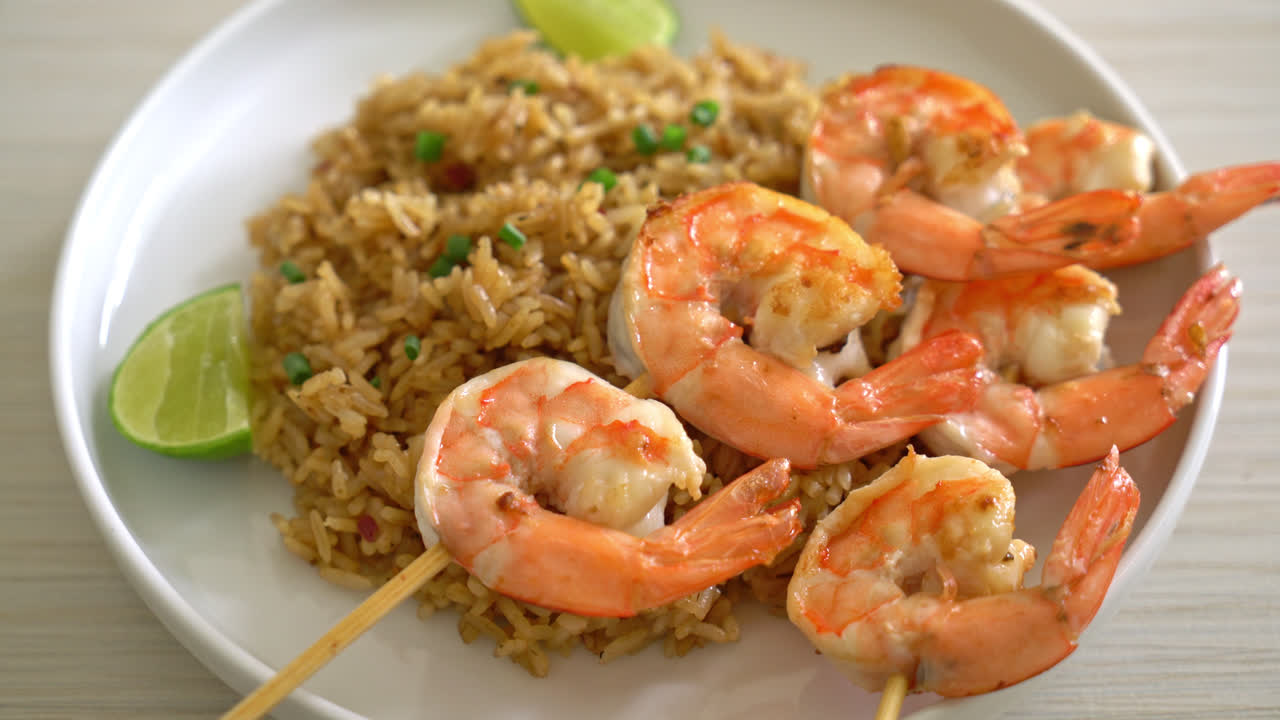 arroz frito con gambas o brochetas de langostinos