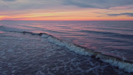 Impresionante-Toma-Aérea-De-Las-Olas-Del-Mar-Al-Atardecer,-Marea-Baja,-Paisaje-De-Ensueño