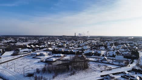 Vista-Aérea,-Ciudad-A-Lo-Lejos,-Paisaje-Invernal-Desde-Un-Dron