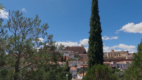 Die-Altstadt-Von-Cáceres-Von-Unterhalb-Des-Hügels-Aus,-Eine-Malerische-Aussicht,-Spanien
