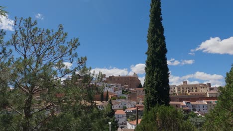 Casco-Antiguo-De-Cáceres-Desde-Debajo-De-La-Cima-De-La-Colina,-Capturando-Vistas-Panorámicas,-España