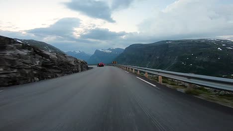 Eine-Landschaftlich-Reizvolle-Fahrt-Durch-Die-Norwegische-Landschaft,-Die-Einem-Anderen-Fahrzeug-Folgt