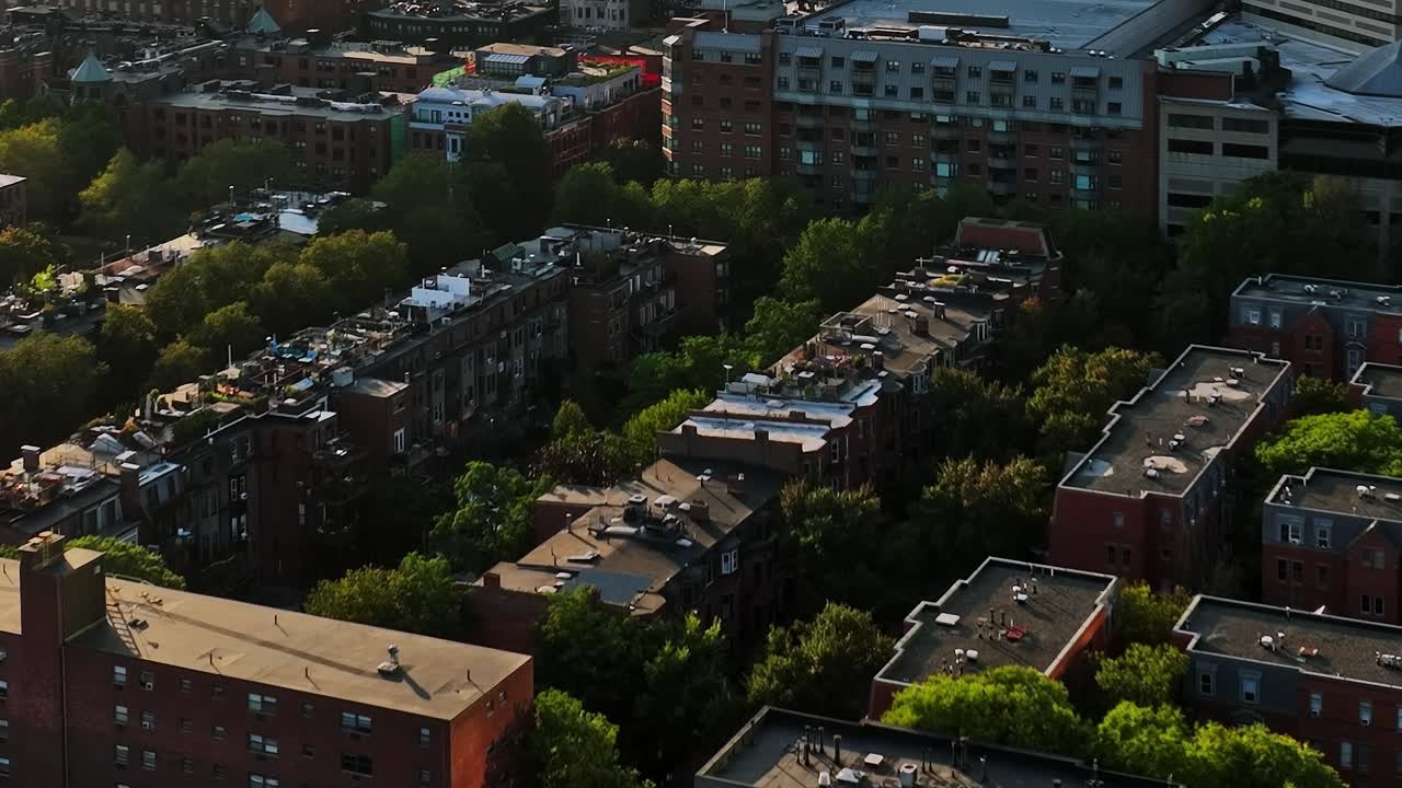 Vista aerea di edifici e alberi in una città degli Stati Uniti durante il giorno