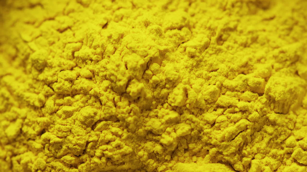 복사 공간과 함께 노란색 가루의 클로즈업 비디오