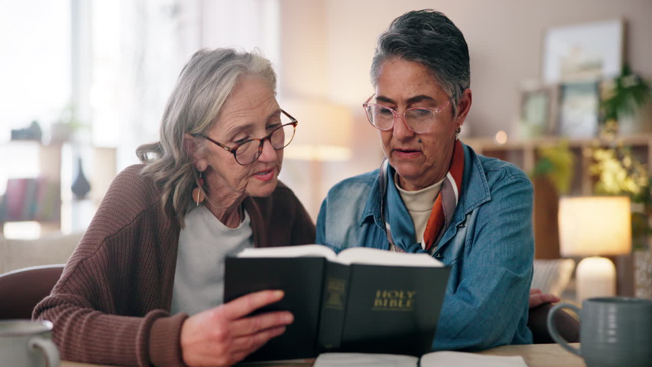 노인 여성들이 함께 성경을 읽고 있다.