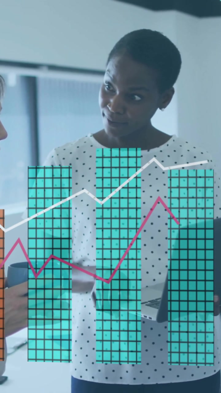 Animazione di grafici dati aziendali su due donne d'affari che discutono in un ufficio moderno