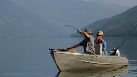 dos pescadores pescando en el río 4k