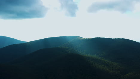 Una-Toma-Aérea-De-La-Montaña-Cole-Y-El-Sendero-De-Los-Apalaches-Durante-Una-Tarde-De-Verano