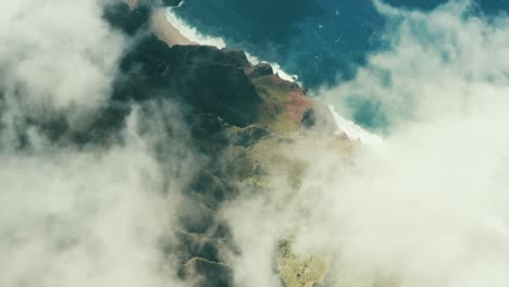vista aérea de 4k sobre la costa de na pali de kauai