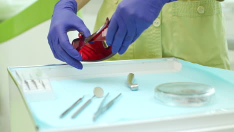 dentista tomando gafas de protección de la mesa. médico preparándose para el trabajo