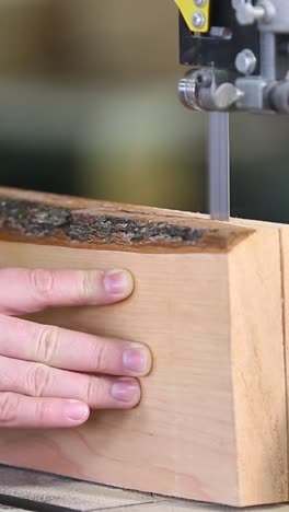hombre usa una sierra eléctrica para cortar tablas de madera