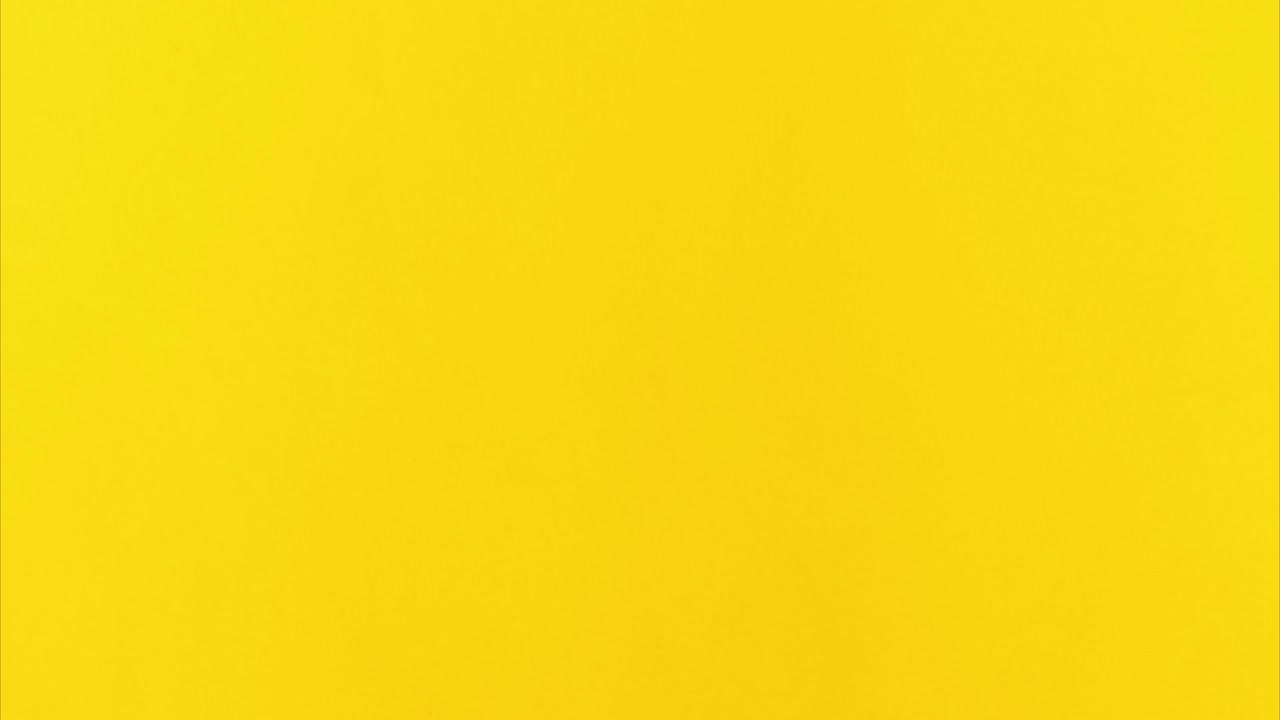 detenga el movimiento con el marco de palomitas de maíz en fondo amarillo