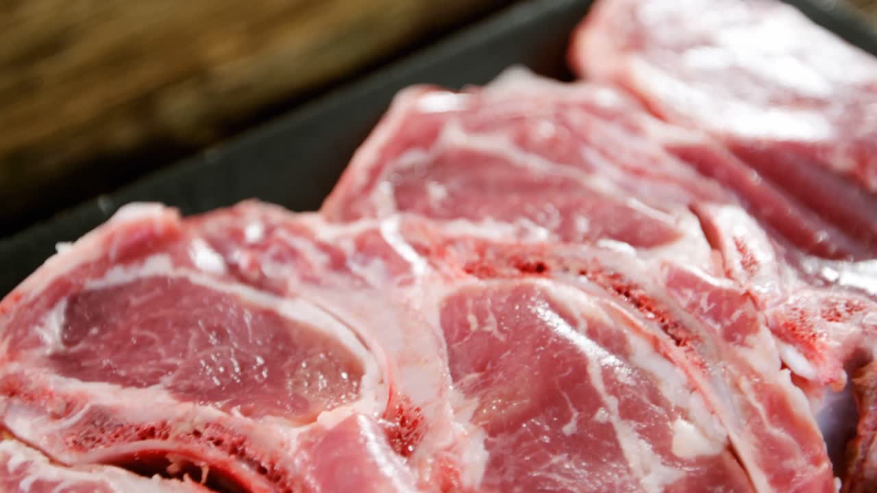 bistec de filete crudo en un recipiente negro