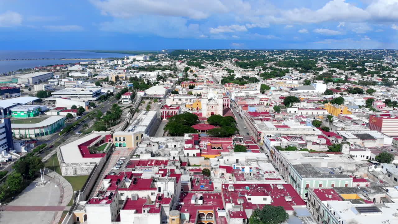 campeche méjico centro de la ciudad dolly drone cielo nublado verano