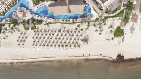 dron volando sobre el océano playa litoral excelencia riviera resort cancún