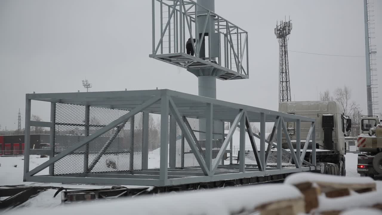 транспортировка большой металлической конструкции для рекламного щита зимой
