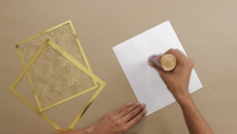 colar um pedaço de papel para colocar molduras decorativas douradas nele