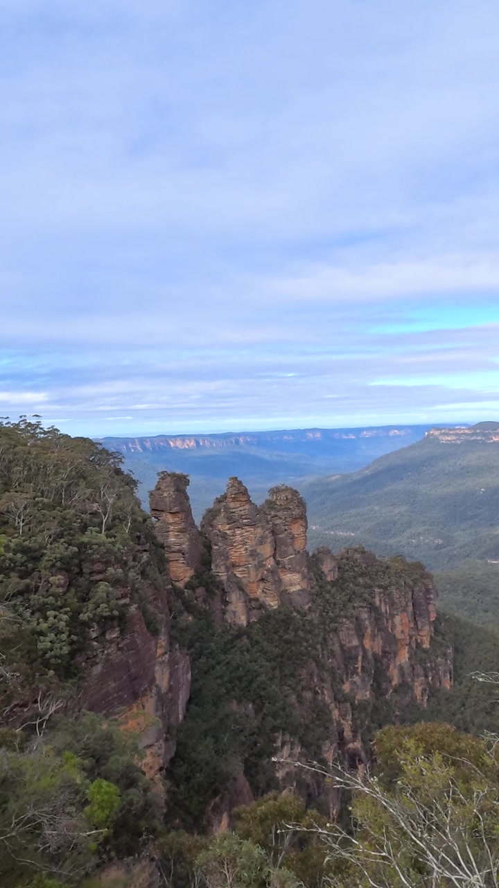 Panoramaudsigt over klippeformationen De Tre Søstre i Blue Mountains