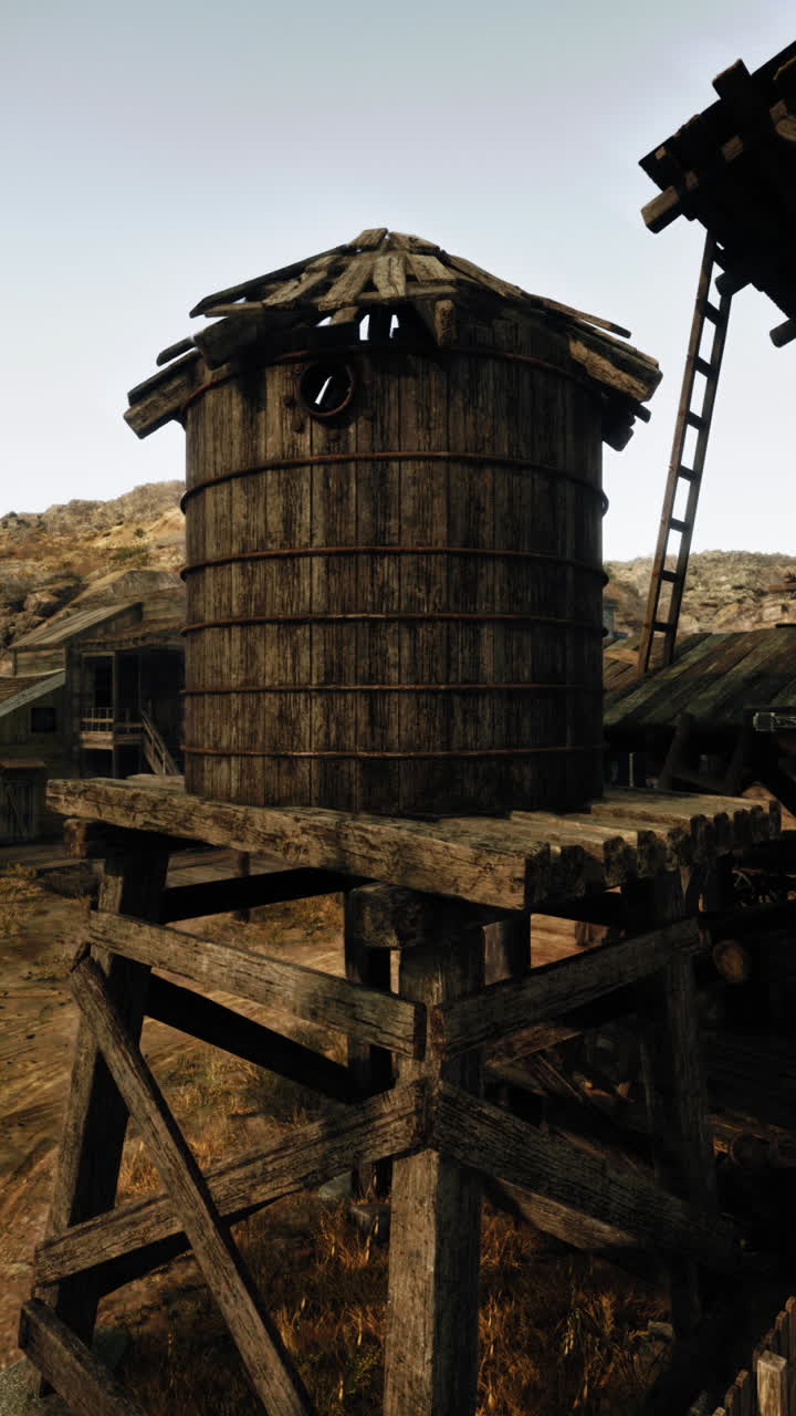 Vecchia torre dell'acqua in legno nel deserto