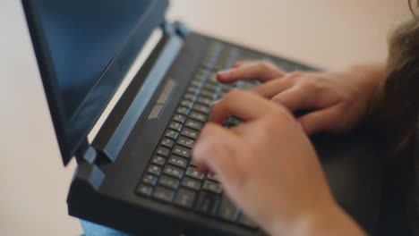 extremo primer plano escribiendo en la computadora portátil