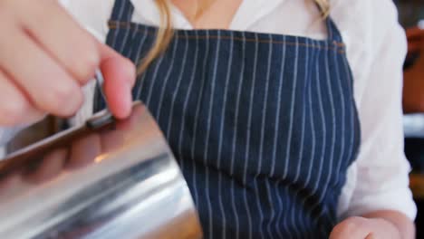 Waitress-preparing-espresso